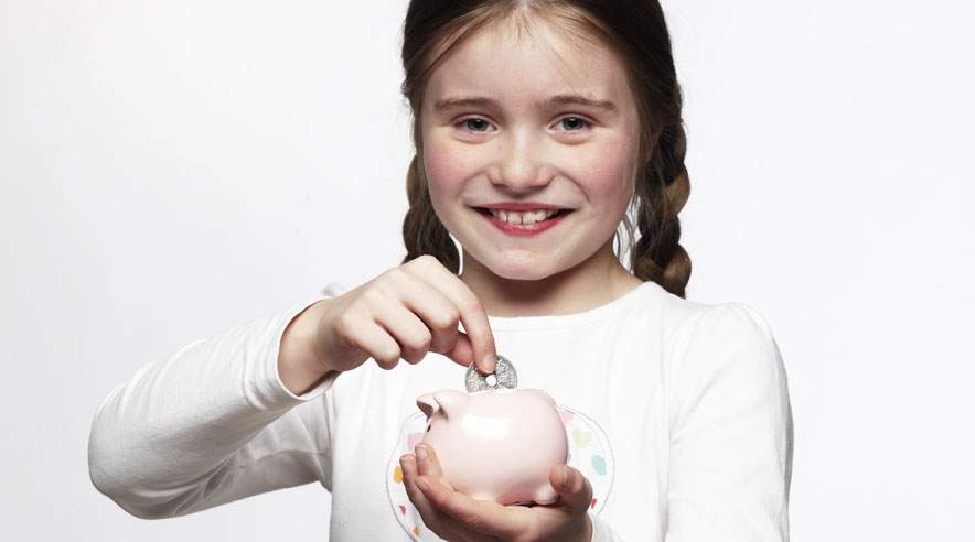 Giv dine børn sunde økonomiske vaner. Lær dem for eksempel at spare op, så de selv kan købe dyrere gaveønsker. (Foto: Colourbox)
