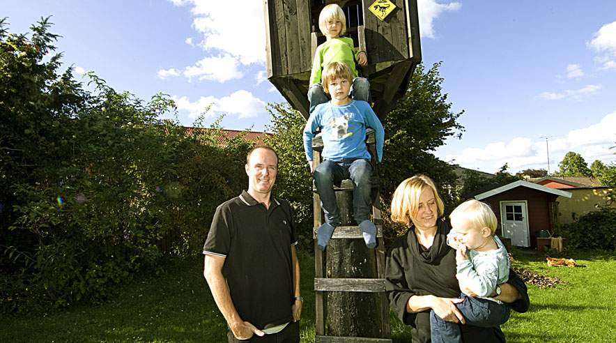 - Bytter man med en børnefamilie, så er der jo legetøj og den slags. De ved også lige, hvor den bedste legeplads ligger, siger Lene Søe Højberg. Hun og hendes mand har med deres tre drenge Mikkel (9), Kasper (6) og Jakob (1) mod på flere ferier med boligbyt. (Foto: Harry Nielsen)