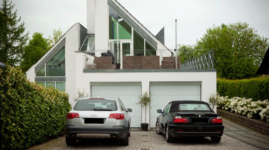 I en villa tæt på Øresund på 255 m2 i det mondæne Humlebæk nord for København bor Raman Ahluwalia. Han skylder ifølge 3F København en tidligere ansat 3,8 millioner. (Foto: Søren Zeuth)