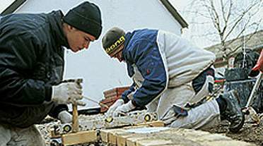 Tre fjerdedele af alle byggelærlinge kommer ud for en arbejdsulykke. For enkelte fag er det næste ni af hver ti, der i løbet af praktiktiden udsættes for en ulykke. Værst ser det ud for murer- og vvs-lærlinge. (Foto: Arkiv.)