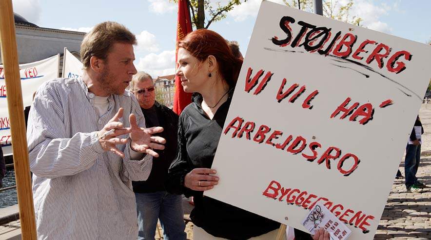 Murersvend Johnny Mathiasen forklarede beskæftigelsesminister Inger Støjberg, at det er skidt for samfundet, når bygningsarbejdere går ledige, mens der er masser af tage fat på.  (Foto: Harry Nielsen.)