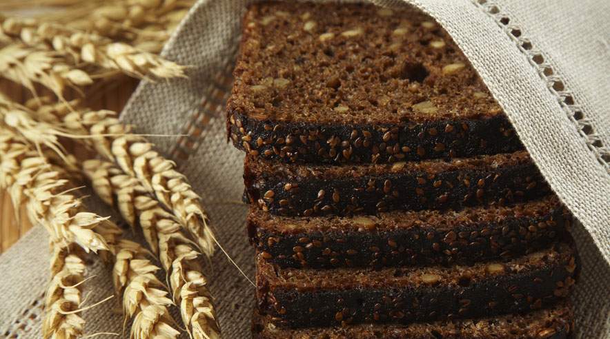 Styr udenom det lyse brød og vælg brød med fuldkorn. Det mætter bedre og er sundere. (Foto: Colourbox)