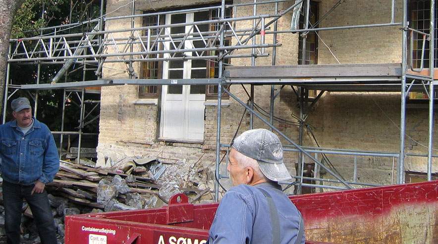 De tilsynsførende oplever, at de danske mestre også begynder at slække på sikkerheden, fordi de bliver presset af de østeuropæiske firmaer. (Foto: Helmer Larsen)