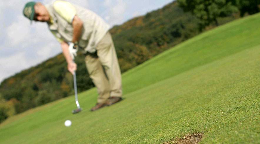Myten om, at folk blot går på efterløn for at spille golf holder ikke. Mange efterlønnere har ikke noget alternativ, viser ny opgørelse fra 3F. (Foto: Colorbox)