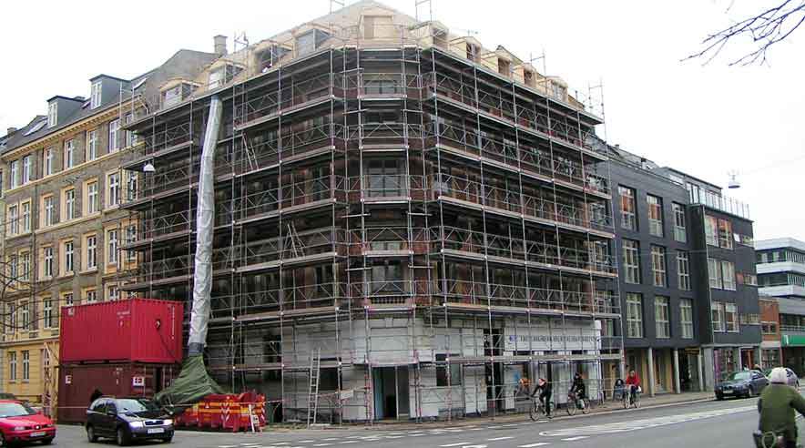 Ejendommen Smallegade 20B på Frederiksberg, hvor 16 polske bygningsarbejdere har været beskæftiget under livsfarlige forhold. (Foto: Harry Nielsen)