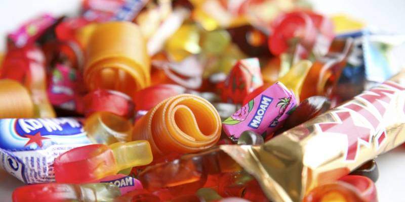 Afgifter på fede fødevarer kan blive en håndsrækning til dem, der har svært ved at modstå gode, fede tilbud på fødevarer.  (Foto: Colourbox)