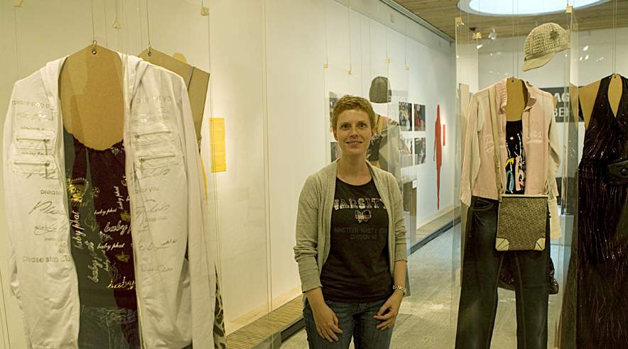 Museumsinspektør på Arbejdermuseet Connie Hansen står mellem påklædninger, som prostituerede har båret. (Foto: Harry Nielsen)