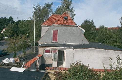 Tre litauere har i ugevis for en privat entreprenør renoveret dette hus, hvor SiD Lyngby tidligere havde lokaler. (Per Daugaard)