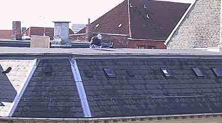 Et eksempel på tagarbejde uden nogen former for faldsikring fra oktober 2005: En polsk bygningsarbejdere fra firmaet Nova-Bau på taget af ejendommen Brigadevej 1 på Amager i 14-16 meters højde. (Arkivfoto)