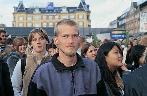 -Ungdommen vil ikke spares væk, vi vil tages seriøst, lød budskabet fra SiD-Ungdoms formand, Michael Vinther, da han holdt tale foran den store forsamling. Her ses han på selve pladsen.