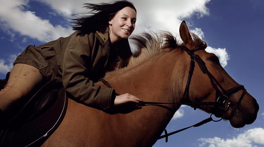 - Jeg følte mig mere som staldpige end dyrepasser. Jeg arbejdede i mange timer til en lav løn, og jeg lærte ikke noget. siger Camilla Strunk Nielsen om sin ansættelse på Løgstrup Rideskole. (Foto: Kåre Viemose)