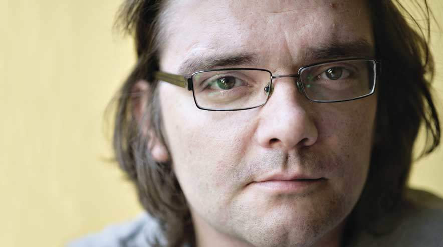 Peter Freuchen har svært ved at komme ud. Derfor bruger han mange timer om dagen foran sit "husalter", computeren, på at spille strategispil. (Foto: Hanne Loop)