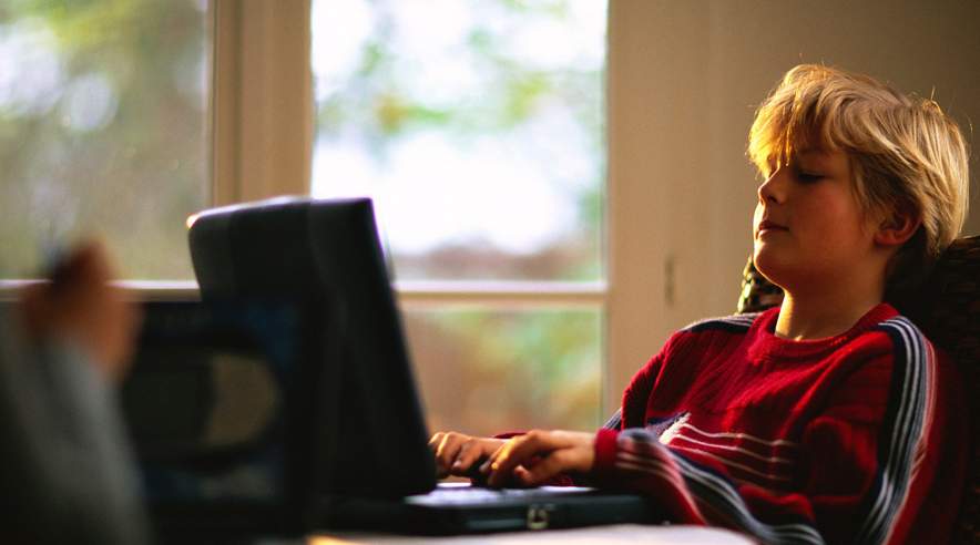 Mange forældre aner ikke, hvad deres børn foretager sig på nettet. Men en ny hjemmeside kan give hjælp. ((Foto: Colourbox).)
