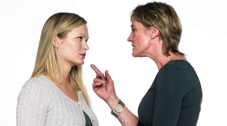 Undgå at optrappe konflikten. Hvis en kunde virker truende og taler i grimme gloser til dig, så prøv at bevare roen og tal pænt. Vis forståelse og lad være med at afvise kunden. (Foto: Colourbox)