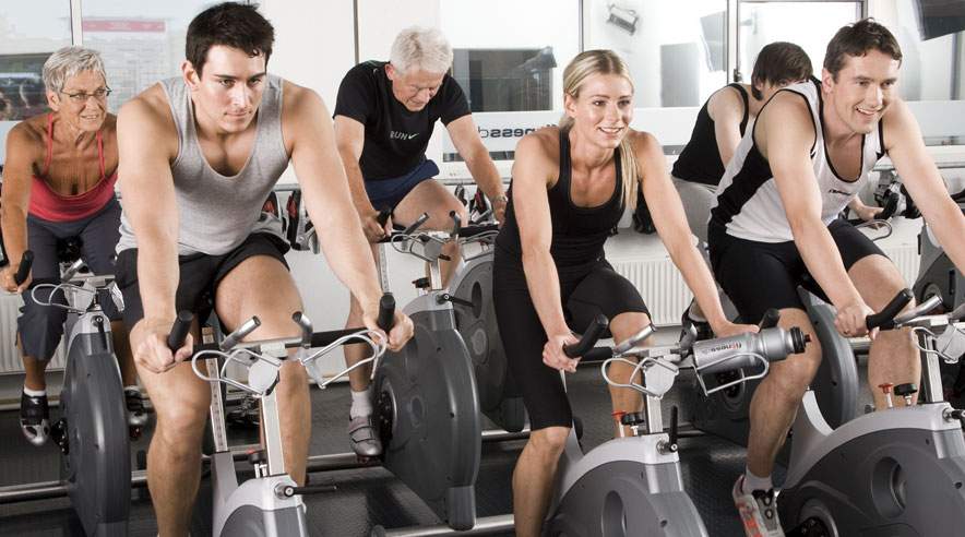 Du skal op på motionscyklen i fritiden og have et højt kondital for at mindske risikoen for hjertekarsygdomme. (Foto: Colourbox)
