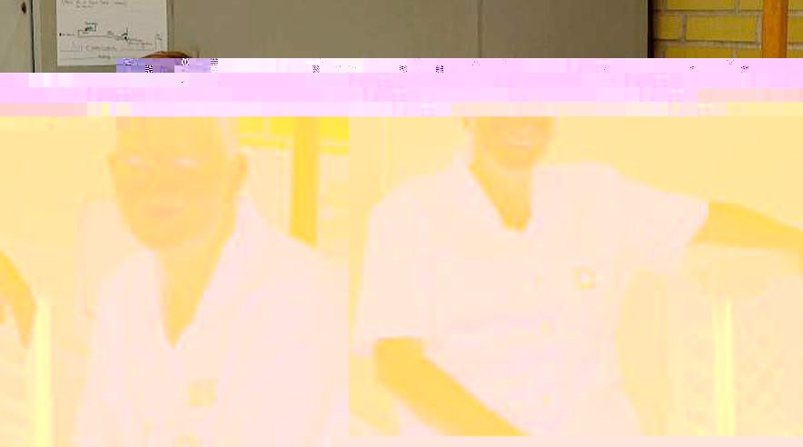 Kay (tv) sidder i rygegården. (Foto:  Kay Marie Walton)