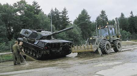 Skovarbejdere, forsvarsarbejdere og andre statsansatte kan se frem til, at generelle lønstigninger, efterregulering i forhold til det private arbejdsmarked med mere i alt når op på 12,8 procent, der skal fordeles over tre år. (Arkivfoto)