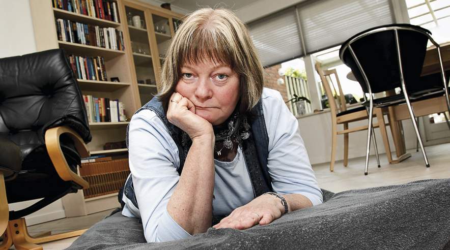 49-årige Marianne Høgedals ryg er slidt af mange års rengøringsarbejde. Hun har ikke tillid til, at hun kan få senior-førtidspension, når hun bliver ældre. (Foto: Ole Friis)