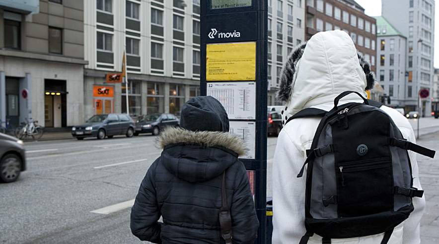 Rejsende i morgentrafikken måtte kigge langt efter busserne torsdag morgen. Busserne står sammen med blandt andet skraldebiler og havnekraner stille flere steder i landet.