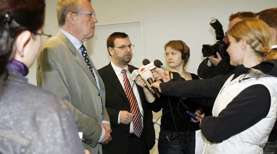 Vi ved, at der er store forventninger blandt vores medlemmer til en overenskomst. Og forventningerne er skabt af de gode resultater i virksomhederne. Det lægger et stort pres på os, sagde formanden for CO-industri Thorkild E. Jensen ved dagens pressemøde, her sammen med DI's adm. direktør Hans Skov Christensen. (Foto: Harry Nielsen)