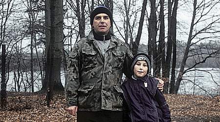 - Gyllestanken er ikke bare i luften; den er overalt. Alt og alle lugter af gylle, siger sognerådsformand Marek Kowolow fra landsbyen Cetun, der ligger tæt på en af Poldanors mange svinefarme. (Foto: Jens Høvsgaard)