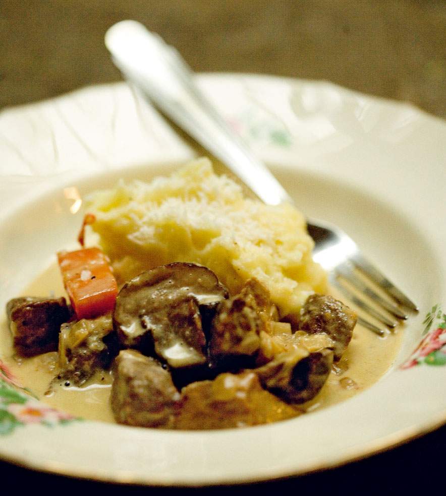 Oksegryde med svampe og mos med kokus