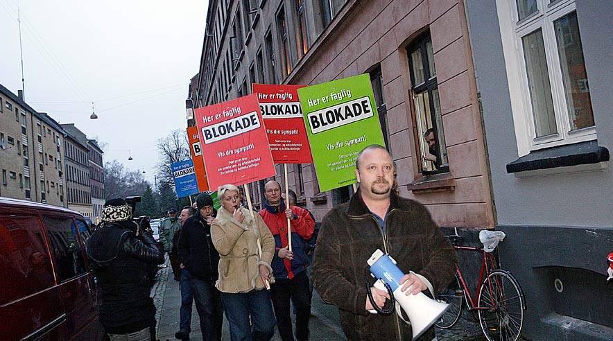 Blokade og konflikt mod byggepladsen Augustagade 12-20 på Amager blev midt i december indledt med en demonstration foran ejendommen. Foto: Harry Nielsen.