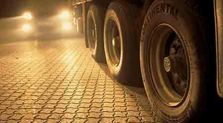 Hvis politiet i forbindelse med cabotagekørsel også tjekker, om Udlændingeloven overtrædes, slipper vognmanden ikke med bøder på 4.000 kroner. (Arkivfoto: Søren Zeuth)