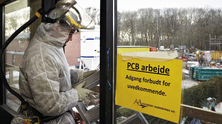 Det kræver heldragt og åndedrætsværn, når man skal arbejde med at fjerne PCB. (Foto: Joachim Rode)