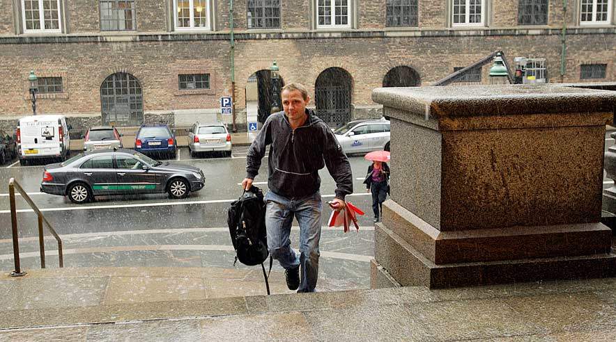 Politikerne er spænet væk fra løfte om ikke at skære i dagpengene. Derfor løb 41-årige ledige Karsten Nielsen og tre andre 3F'ere i dag gennem regnen og ind på Christiansborg for at tale med politikerne.   (FOTO: HARRY NIELSEN.)