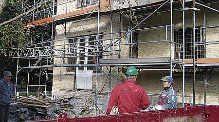 Lettiske arbejdere uden arbejdstilladelse renoverede villa på Amager. Med ryggen til  faglig sekretær i 3F Henrik Blaabjerg. (Helmer Larsen)