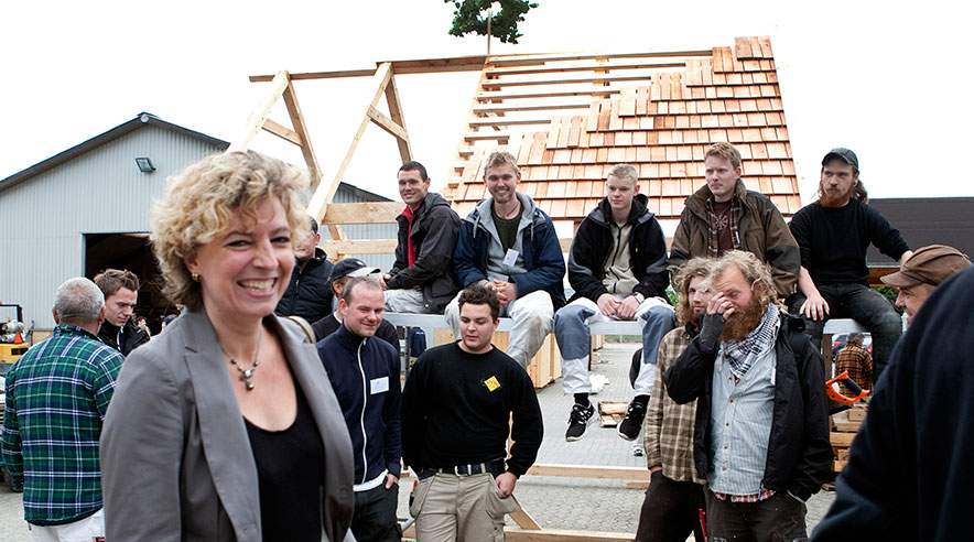 Børne- og Undervisningsminister Christine Antorini (S) besøgte søndag 130 tømrer- struktør- og murerlærlinge, der var samlet til faglig weekend i Kolding, hvor de blandt andet byggede et bådehus med spåntag . (Foto: Niels Rosenvold)
