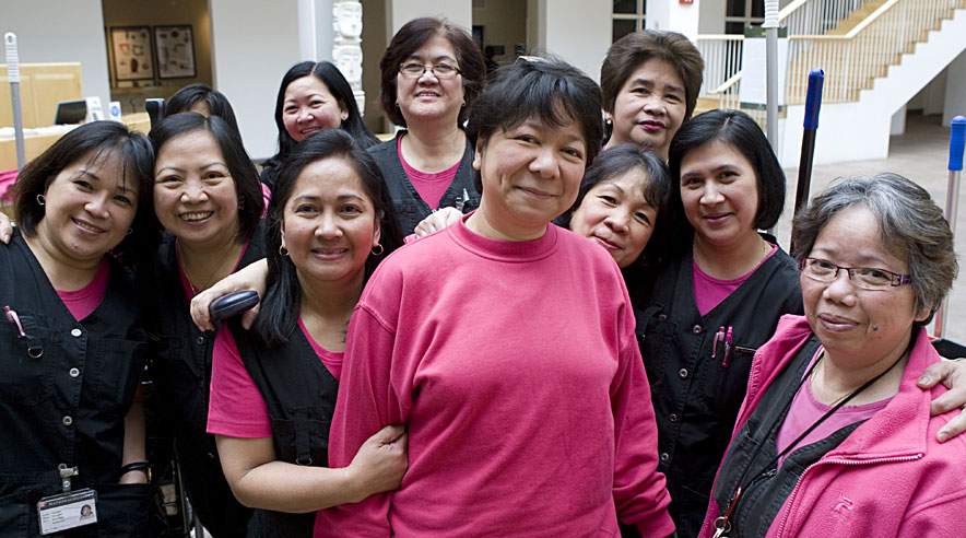 Rengøringsassistenterne og deres tillidsrepræsentant, Graciela Alulong (pink trøje), på Nationalmuseet i København kommer med masser af gode råd, når den næste store rengøring skal søsættes. (Foto: Harry Nielsen)