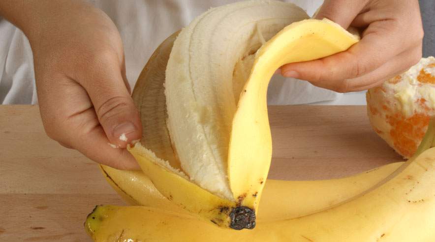 Det er kun fantasien, der sætter grænser, når de gode spareråd skal på bordet. En bananskræl kan nemlig sagtens erstatte skobørste og skocreme, når skoene skal pudses op. (Foto: Colourbox)