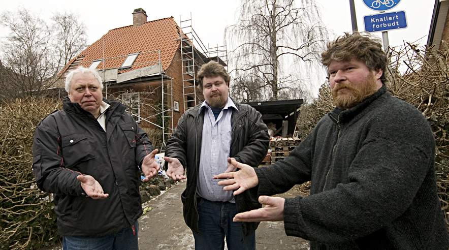 Ledige hænder, der gerne vil i gang - foran en Gentofte-villa med litauiske håndværkere: fra venstre Kurt Nielsen, Lau Jacobsen og Lars Frederiksen. (Foto: Harry Nielsen.)