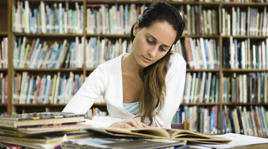 Langt flere piger end drenge af ufaglærte bryder den sociale arv og får sig en uddannelse.  (Foto: Colourbox)