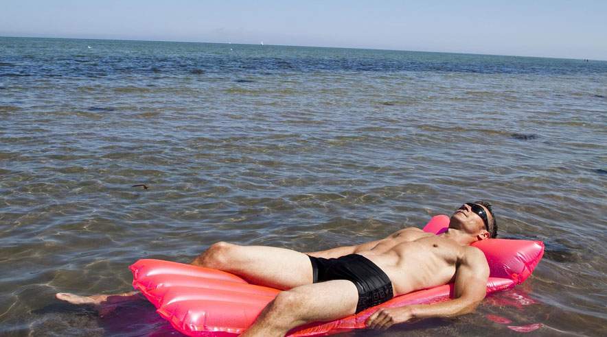 Slap af og nyd roen på ferien, så du ikke bruger tid på at tænke på arbejde, kollegaer og kommende opgaver. (Foto: Colourbox)