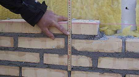 Skæve mure og anden byggesjusk  præger et ufærdigt byggeri hus udført af polakker. (Foto: Vagner Frederiksen)