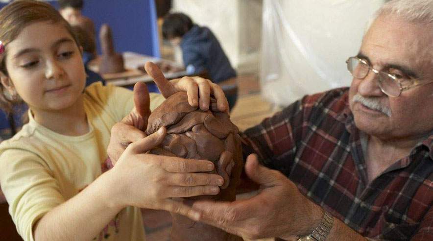 Billedkunstneren Mikael Thejll er underviser på modelleringsholdet for børn på Thorvaldsens Museum i København. (Foto: Helle Brendstrup, Thorvaldsens Museum)