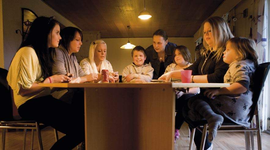 Charlotte R. Ludvigsen Giesow, er alenemor med syv børn og rammes hårdt af beskåret børnecheck. Fra venstre: Katja, Louise, Diana, Markus, mor Charlotte, Emma, Tanja, Kira.