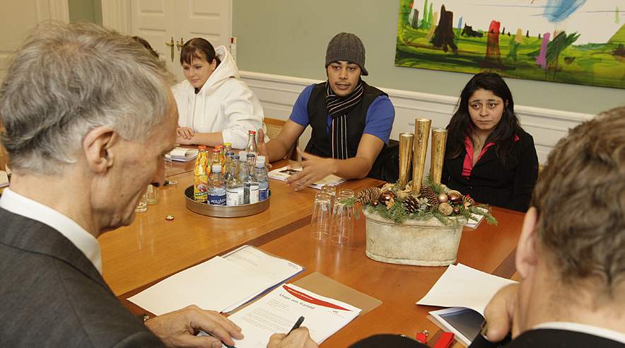 Manglen på praktikpladser er stor. Derfor var elever fra tekniske skoler i december på besøg hos Bertel Haarder for at diskutere situationen. (Foto: Harry Nielsen)
