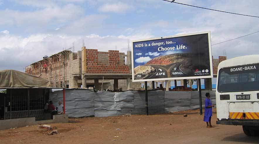 Der er sådan set to muligheder: Det kæmpestore skilt er fra Mozambique og anbefaler, at man vælger livet.