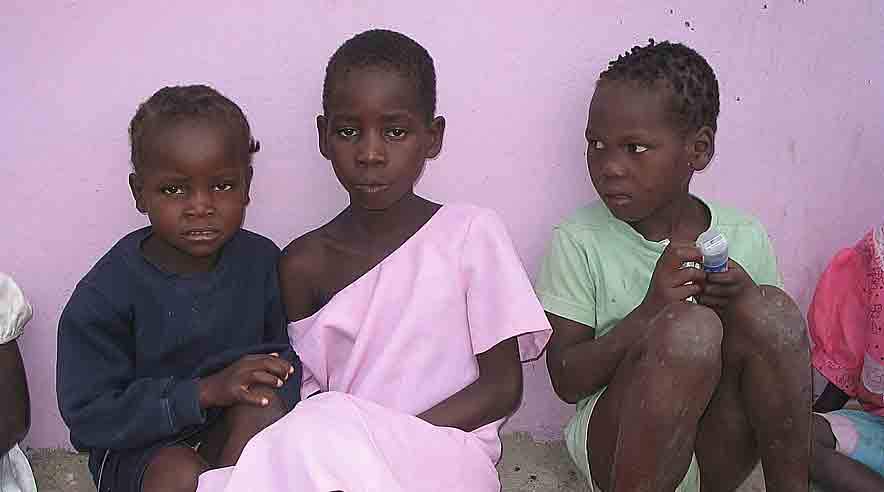 3F er enig med udviklingsminister Ulla Tørnæs (V), der vil øge ulandsbistanden til Afrika. Børnene på billedet er fra Mozambique. (Arkivfoto)