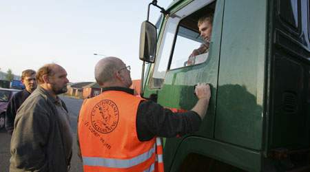 Torben Joconde, agitator hos Chaufførernes fagforening københavn i færd med at tjekke om en chauffør er organiseret og arbejder under overenskomst.
 (Harry Nielsen)