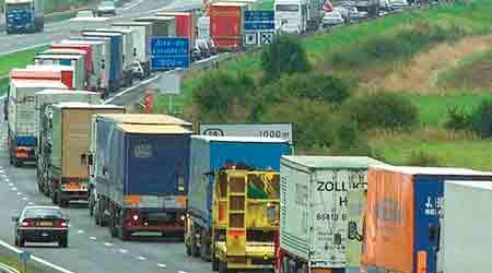 De nye og langt skrappere bødetakster for brud på køre- hviletidsreglerne har virket siden 1. september, og nu rammer de både chauffører og vognmænd ekstra hårdt. (Arkivfoto)