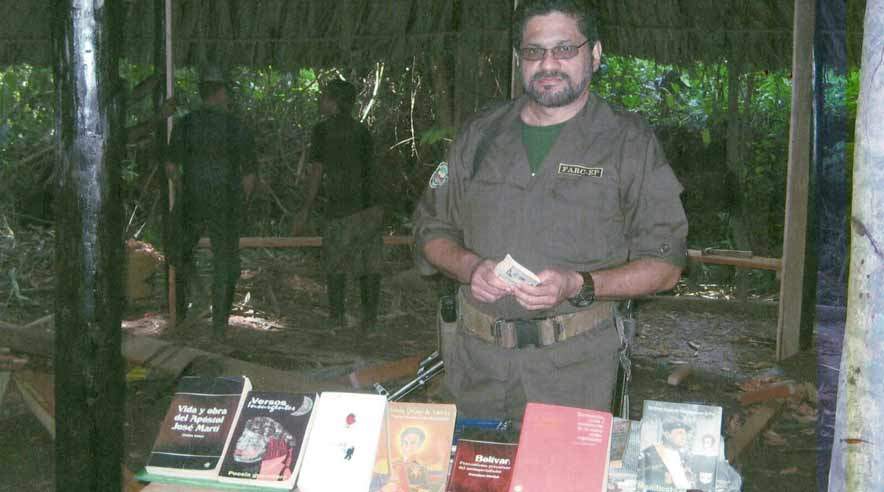 Den tidligere fagforeningsmand Ivan Marques viser her det bibliotek, som FARC bygger i den colombianske jungle for danske penge. (Foto: Den Faglige Klub i TIB 9)