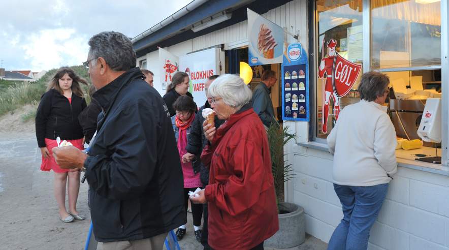 Sommertid er lig med istid, og der kan hurtigt ryge nogle ekstra kalorier indenbords på en gåtur til ishuset. (Foto: Colourbox)