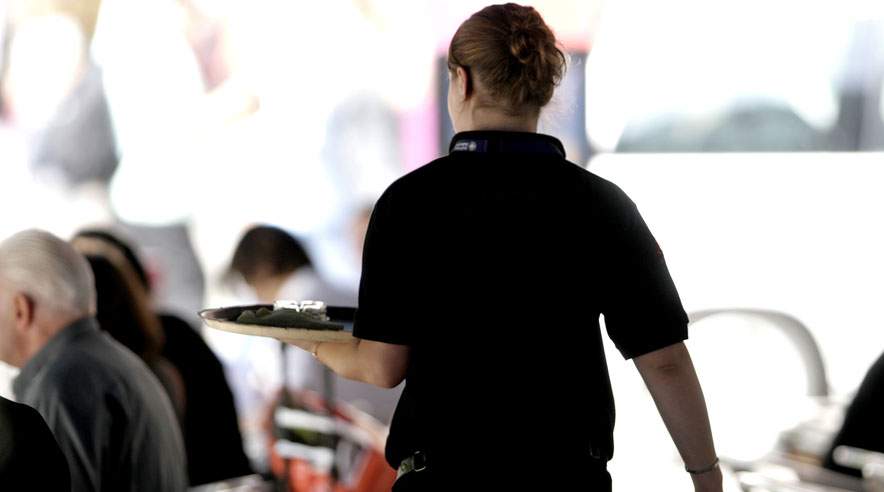 Mange unge tager en sommertjans for at tjene lidt ekstra penge. Men husk, at der er regler for, hvornår de unge må arbejde, og hvor meget de må løfte. (Foto: Colourbox)