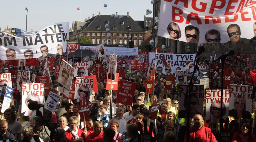 Bannere og demonstranter i hobetal - der var stor opbakning til LO og FTF's demonstration mod VKO's genopretningsplan. (Foto: Harry Nielsen)