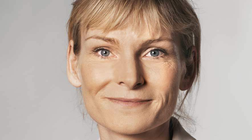 Undervisningsminister Tina Nedergaard (V) skal på et kommende samrådsmøde i Folketinget redegøre for en sag, hvor statsstøttede Dalum Landbrugsskole på Fyn har betalt penge til privat jobagent.